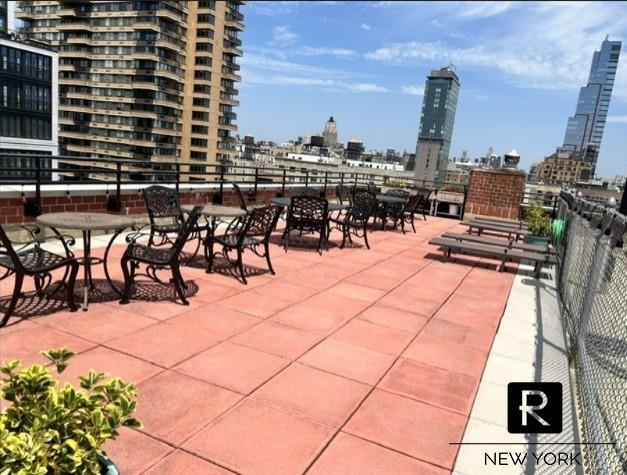Building Photo - 215 W 95th St