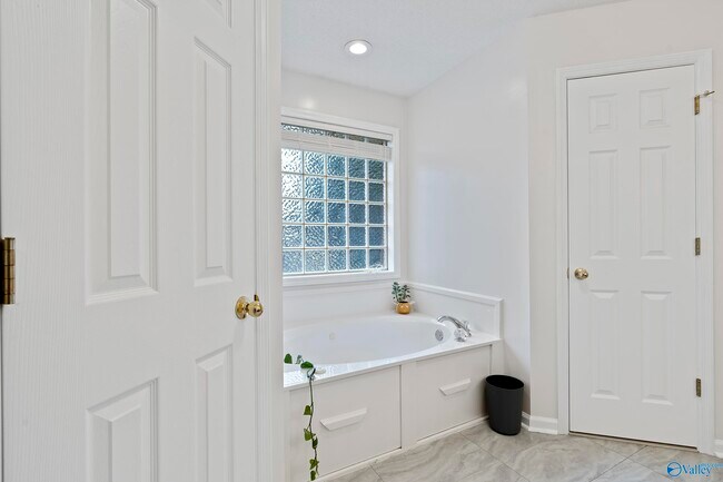 Building Photo - 100 Ellacott Dr