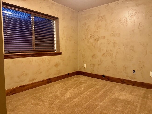 Building Photo - 982 4000 N