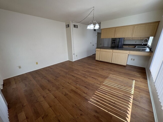 Building Photo - Eastside townhome, convenient location