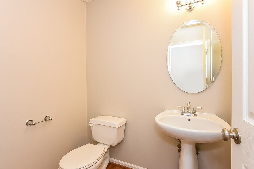 Building Photo - 208 Pebble Creek Ct