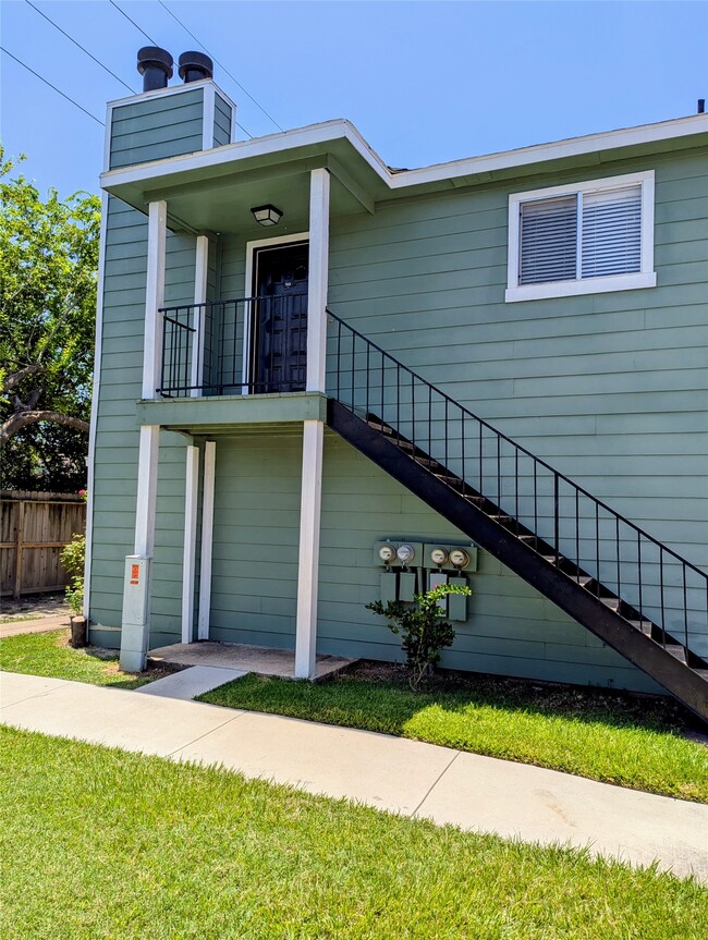 Building Photo - 7661 Fallbrook Dr