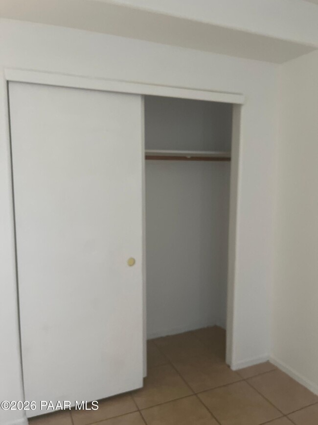 Building Photo - 354 W Delano St