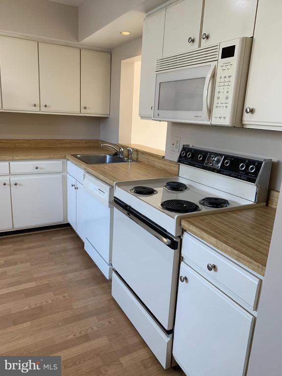 Building Photo - 300 Sedgemoor Square