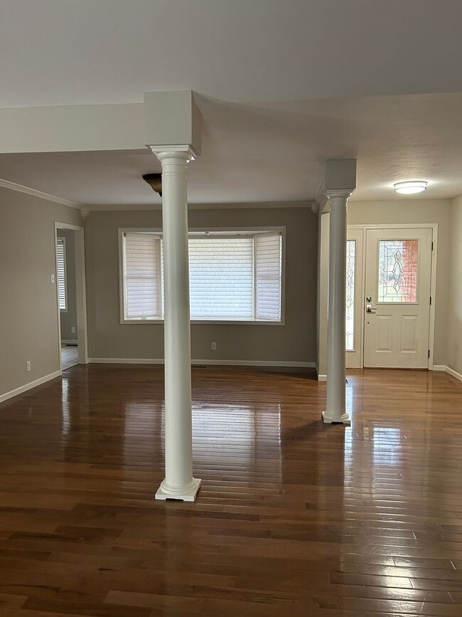 Building Photo - Beautiful Lake Home