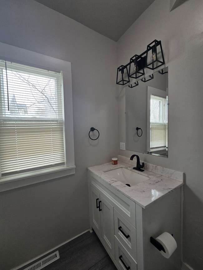 Building Photo - 250 Millwood N