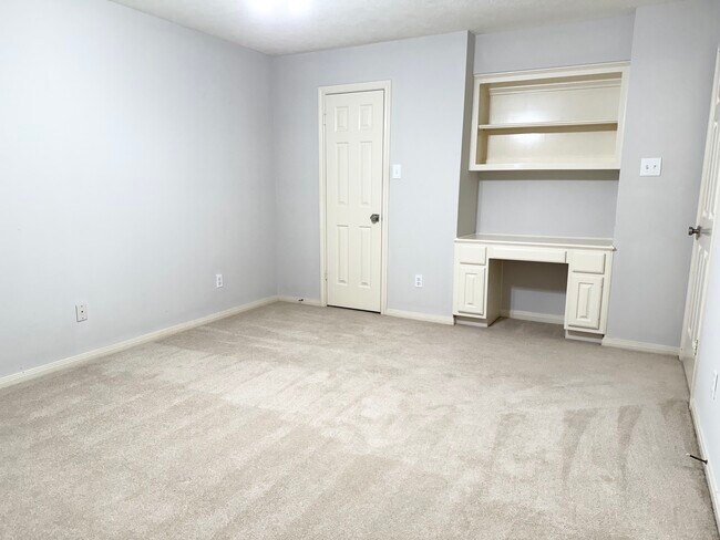 Building Photo - 4226 Roaring Rapids Dr