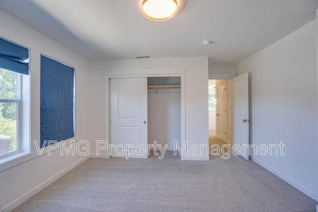 Building Photo - 935 SE 36th St