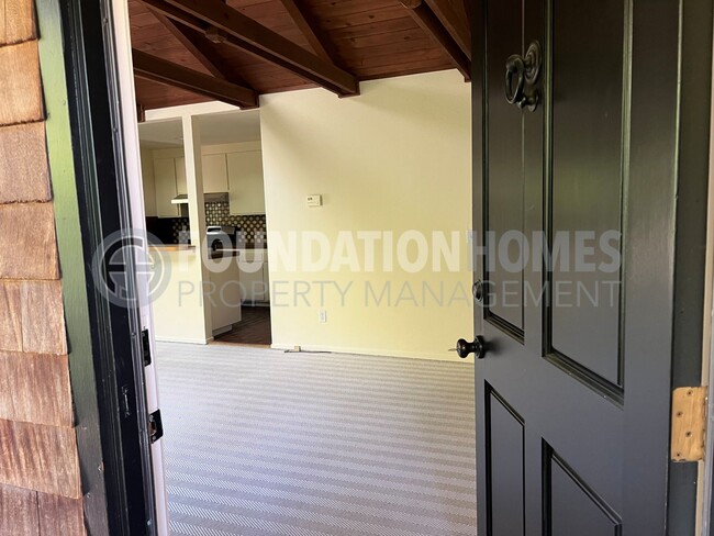 Building Photo - Picturesque 1BR/1BA Ross Cottage!  A/C! Al...