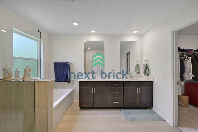 Building Photo - Spacious 5-Bed Retreat with 3.5 Baths in Beautiful Bothell – 2,989 Sq Ft of Comfort & Style!