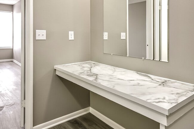 Building Photo - Fully renovated 2-bedroom apartment home available NOW!