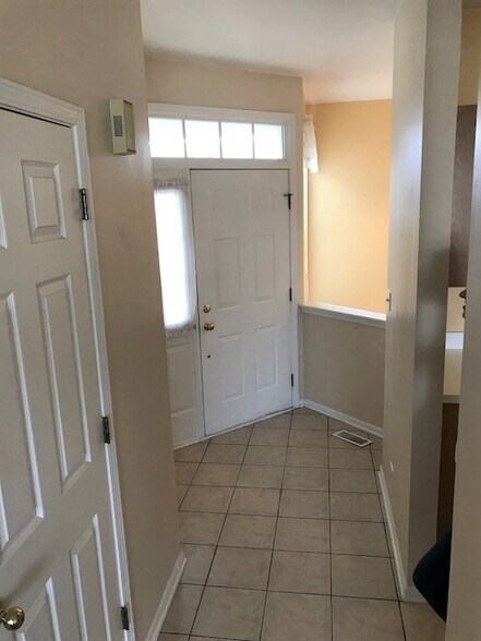 Building Photo - 2235 Lake Ridge Dr