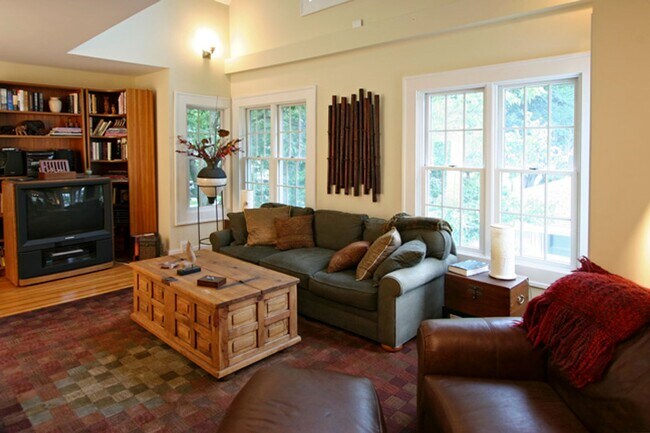 Building Photo - 3910-3912 Thomas Ave South