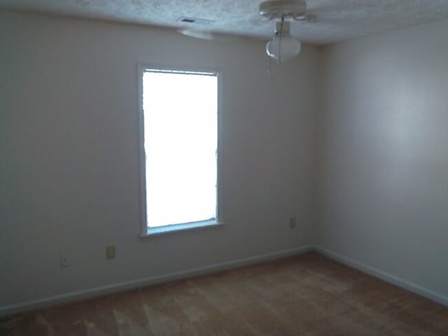 Building Photo - 2 Bedroom, 1 bath apartment - Downstairs Unit