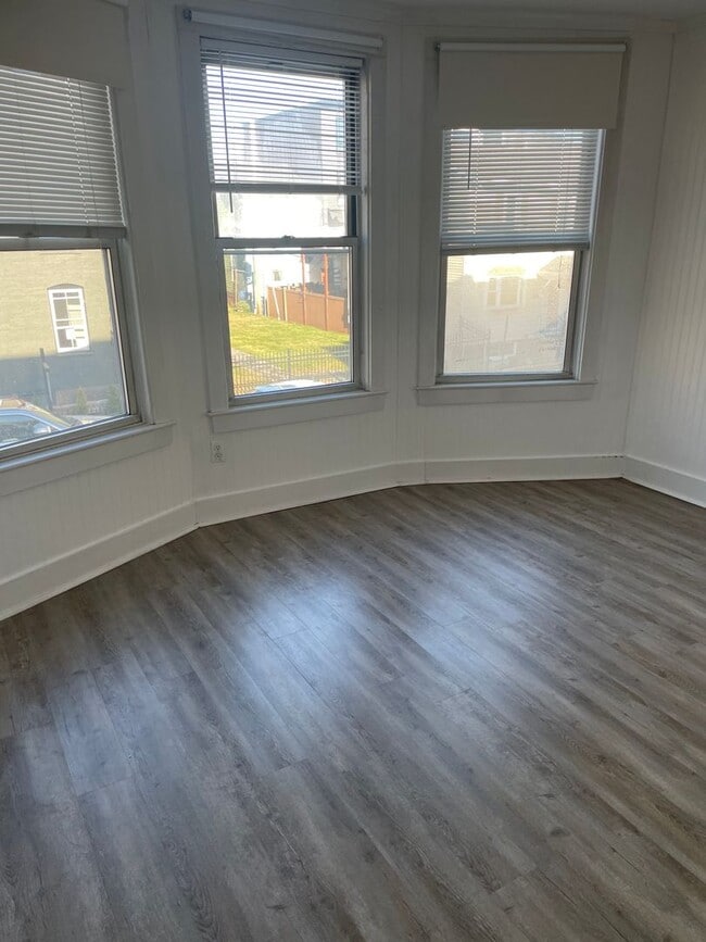 Building Photo - Southie 4 Bed Available 9/1/26