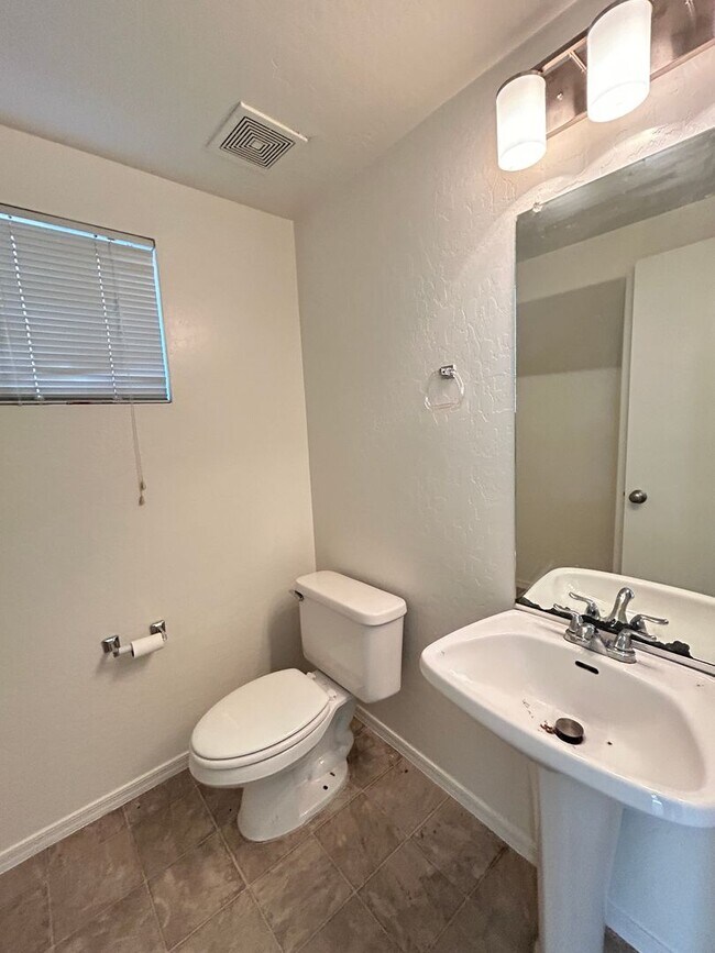 Building Photo - Brand new paint and carpet! 3 Bedroom 2 1/2 Bathroom, Close to Grand Canyon University