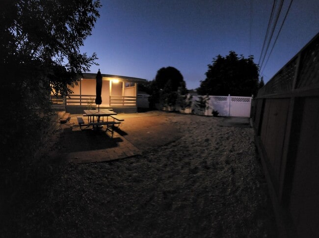 Building Photo - 5 bed 3.5 bath home close to campus!