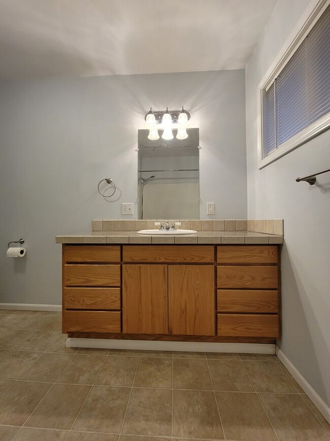 Building Photo - Charming 3 bedroom 2 bath