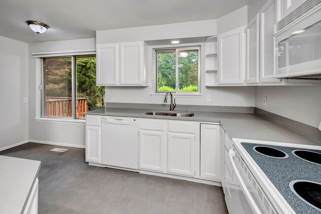 Building Photo - 3065 124th Ave NE