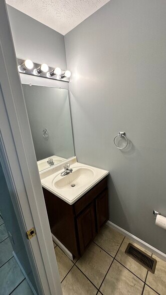 Building Photo - 1588 Meadow Spring Dr