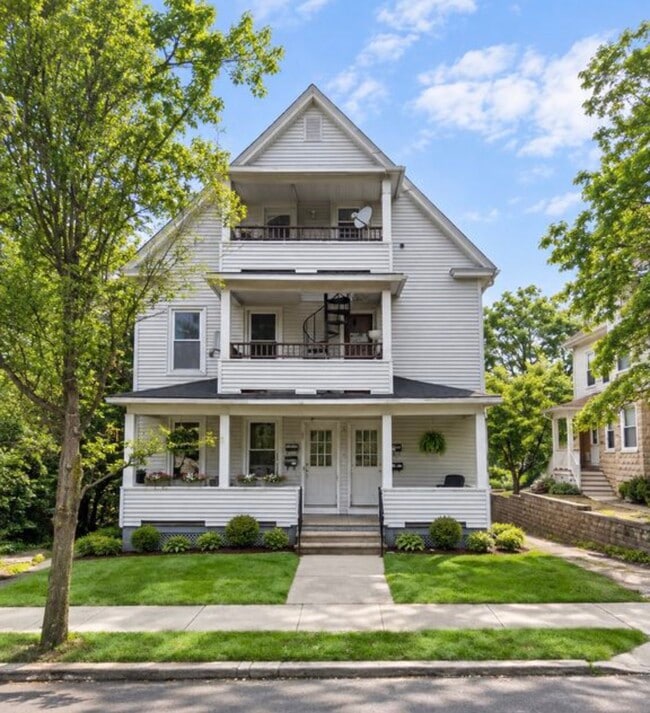 Building Photo - 239 Quinnipiac St