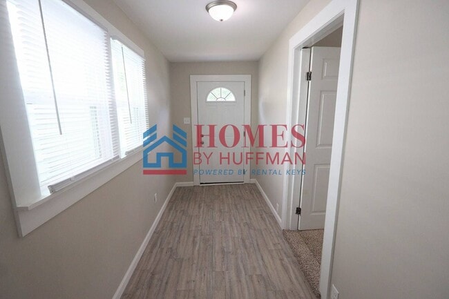 Building Photo - Two Bedroom House