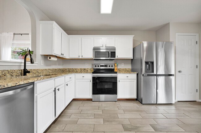 Building Photo - Charming 3 Bed 2.5 Bath Home in Woodlake Meadows Community