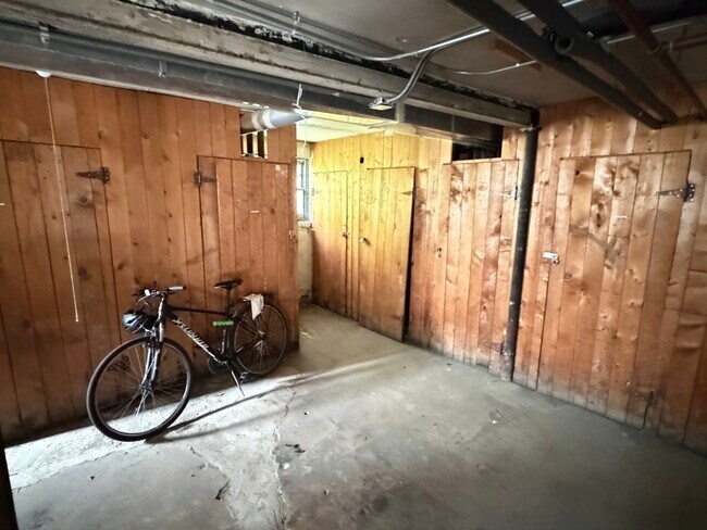 Building Photo - 5674 N Ridge Ave