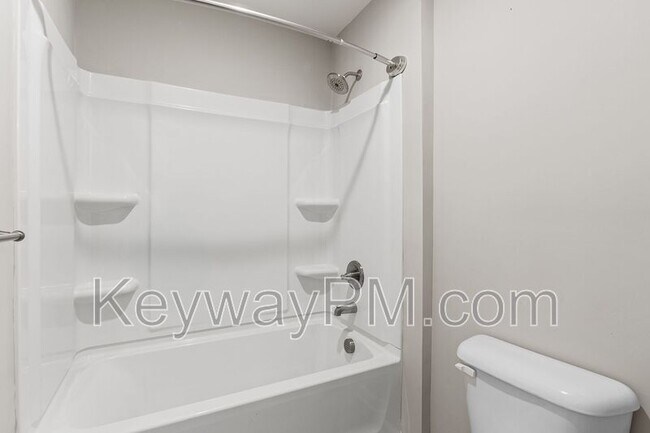 Building Photo - 1058 Linsmore Ave