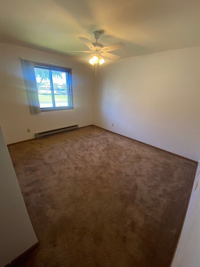 Building Photo - Private Entry Lower 2 Bedroom Apartment!