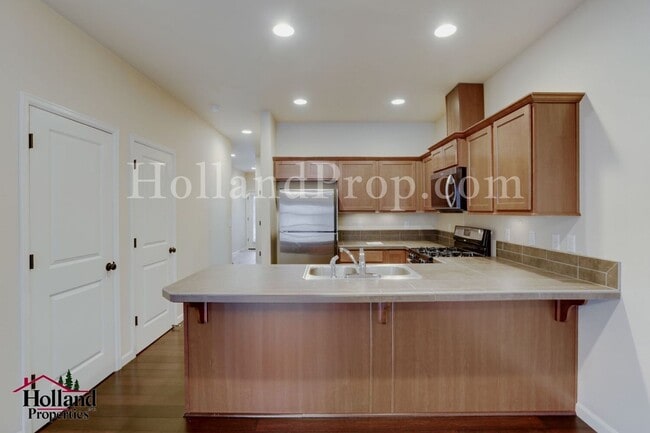Building Photo - Stylish 3-Bedroom Portland Home with Fireplace, Garage & Modern Conveniences