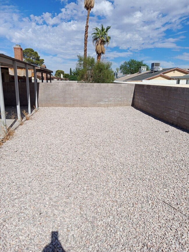 Building Photo - Welcome to this cozy 3-bedroom, 2-bathroom home!