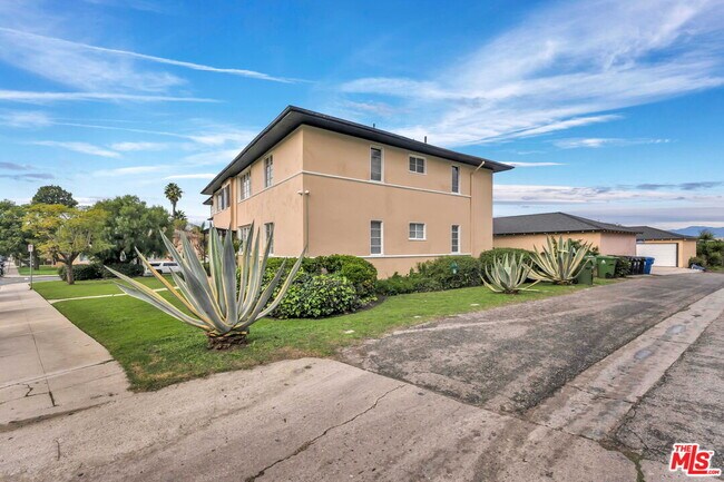 Building Photo - 4121 Santo Tomas Dr