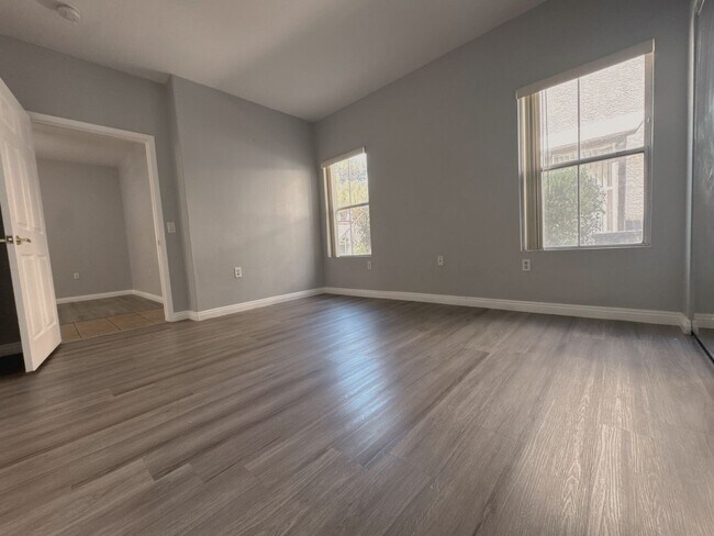 Building Photo - 2b2b Condo