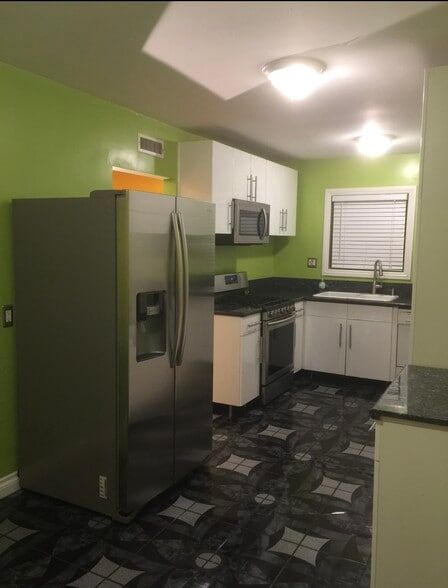 Building Photo - 5115 Canoga Ave