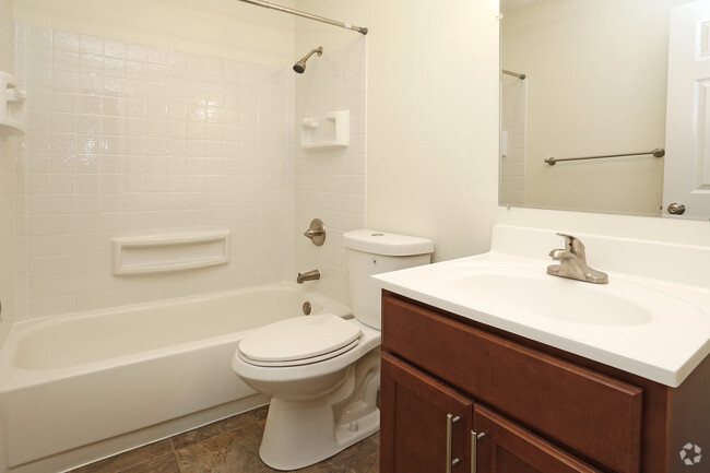 One Bedroom - Bathroom - Monticello Manor