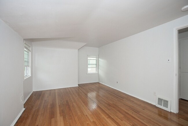 Building Photo - 3 Bed/1.5 Bath Single Family Home!