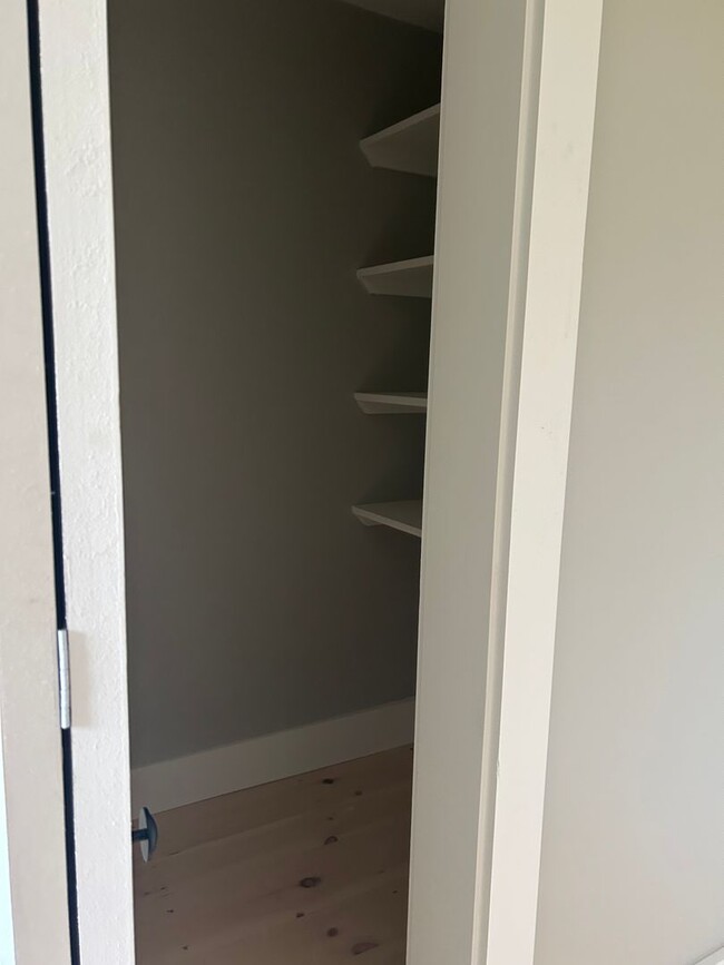 Building Photo - Beautiful renovated 5 bedroom 2.5 bath sin...