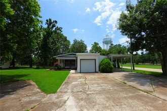 Building Photo - 302 Circle Way St