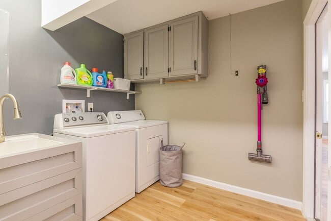 Building Photo - Beautiful 3 Bed 2 Bath - Gorgeous Views & Fenced in Backyard!