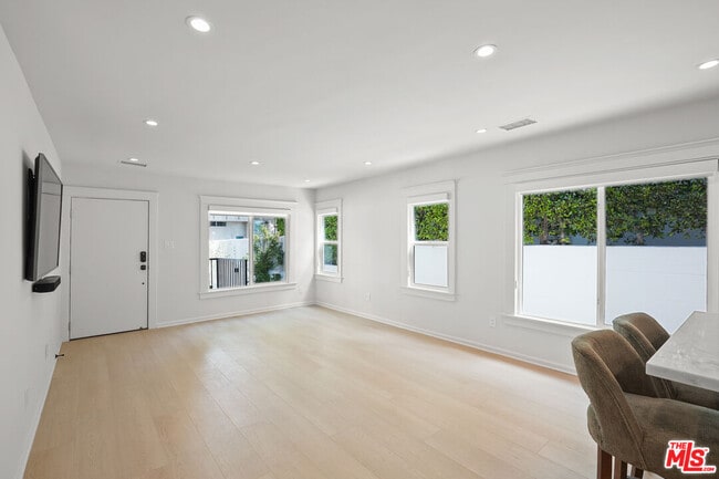 Building Photo - 619 Westmount Dr