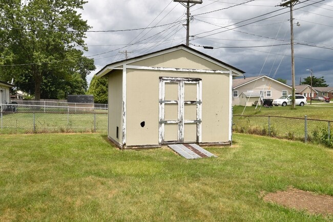 Building Photo - 3 Bedroom, 1 Bath Ranch in Greenfield