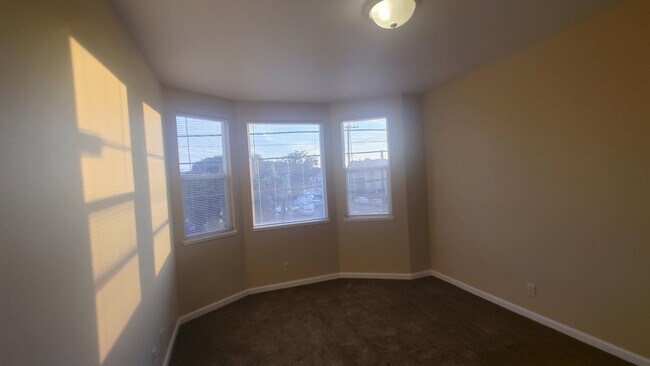 Building Photo - 916 1/2 Lincoln Ave