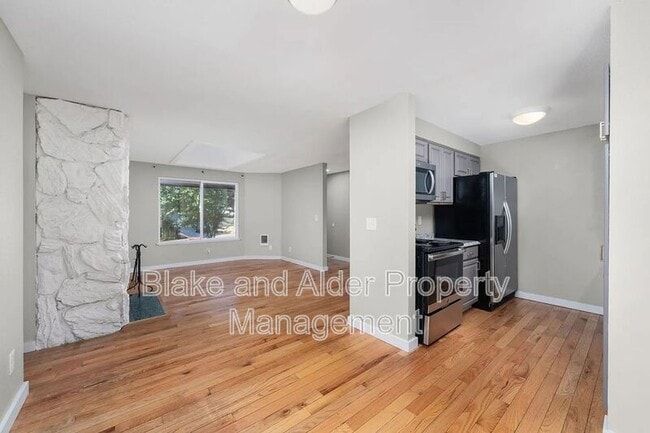 Building Photo - 2402 SE 9th Ct