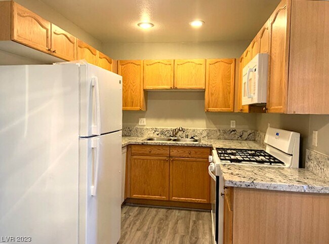 Building Photo - 352 Pine Haven St