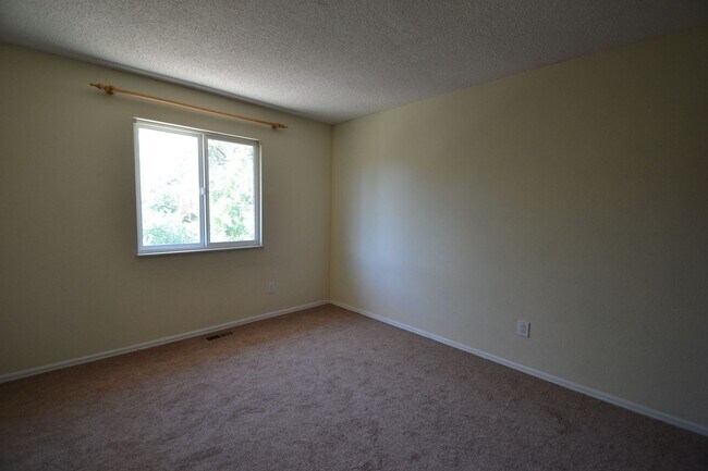 Building Photo - Westside 4 Bedroom with AC!