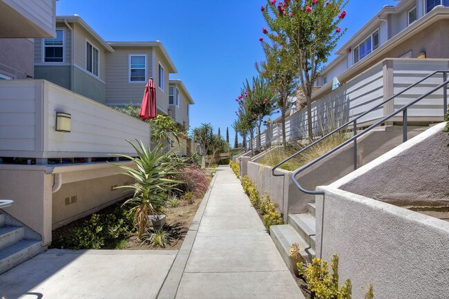 Building Photo - 3 Br/2.5 Ba w Loft and 2 car attached gara...