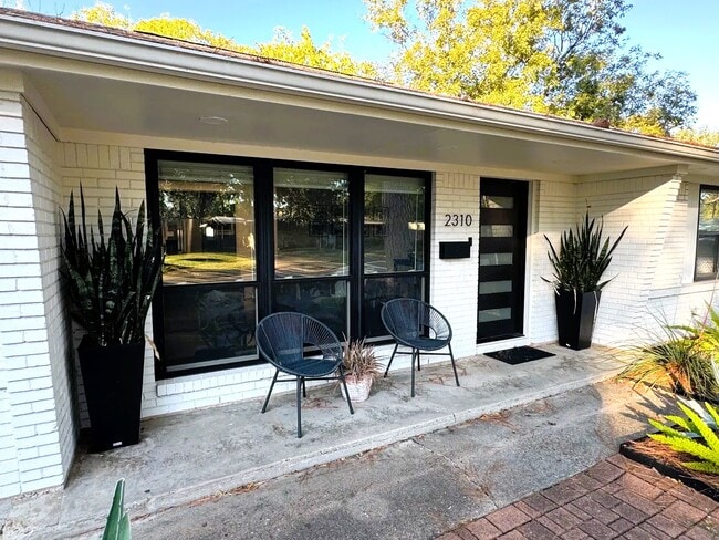 Building Photo - 2310 Hialeah Dr