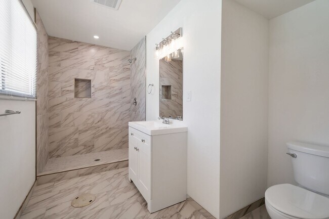 Building Photo - 6 Bed/4.5 Bath Home Close to ASU