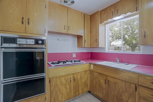 Building Photo - 3 bedroom,1.5 bath with 1 car garage close to schools, hospital and shopping!